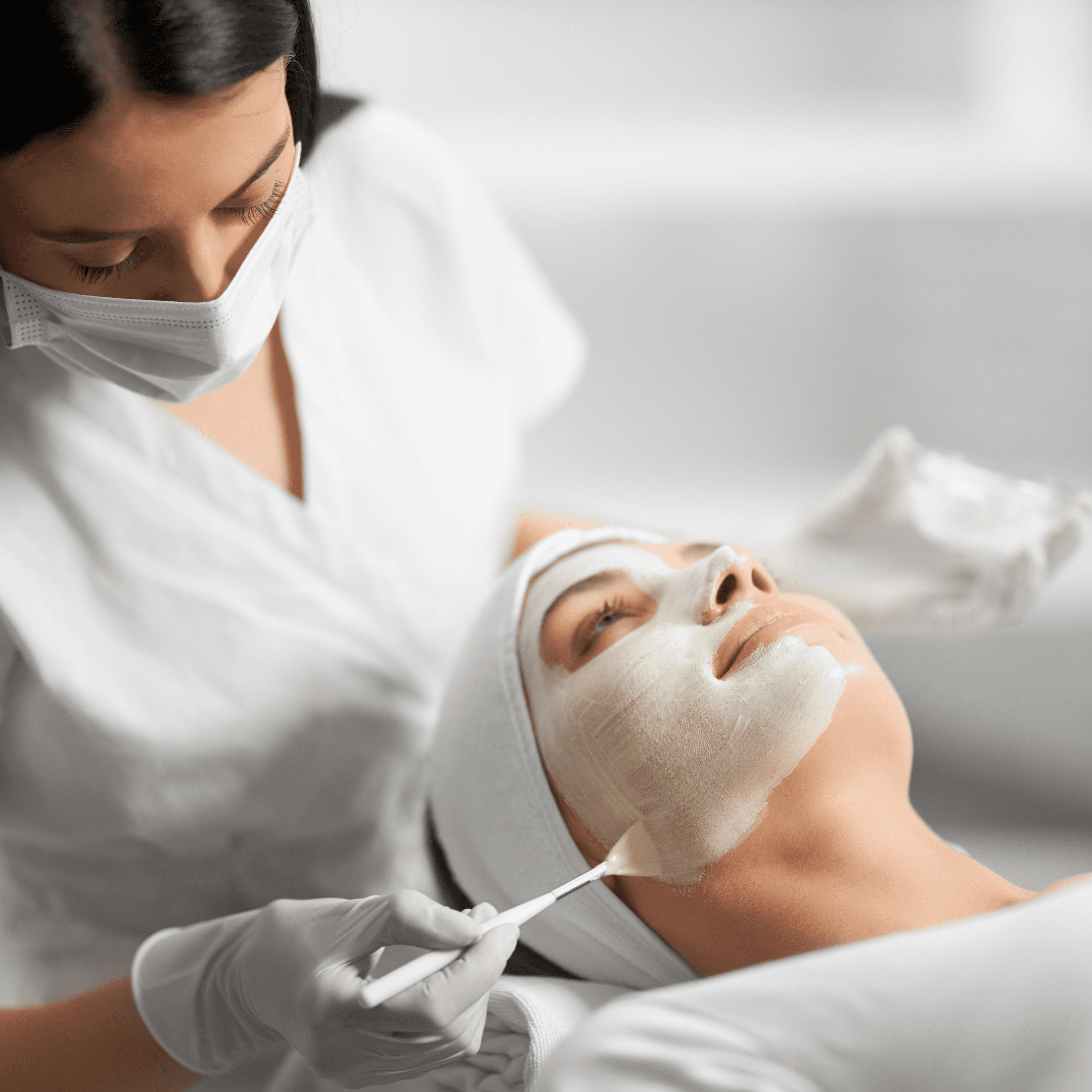 Przygotowanie skóry do zabiegu nici liftingujących w Illustre