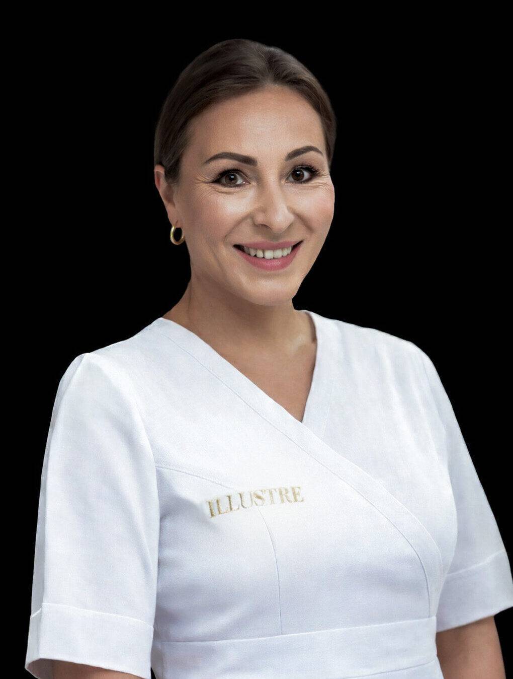 Kosmetolog Illustre Wrocław w ubraniu z logiem Illustre