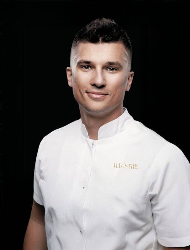 lekarz w uniformie służbowym z logiem Illustre