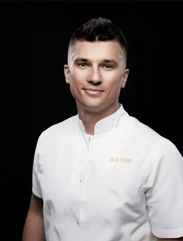 lekarz w uniformie służbowym z logiem Illustre